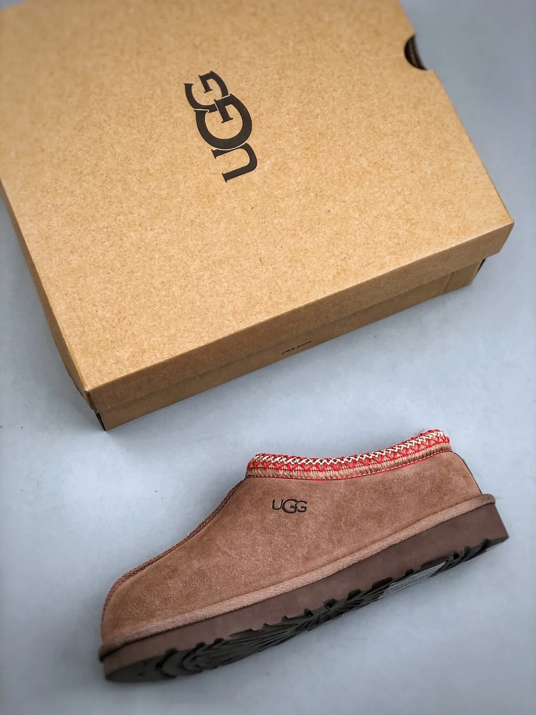 Local self-pickup💰540 supports store placement. The top version on the market. UGG Tazz. Ethnic thin-soled men's and women's models. Xiaohongshu's hot model. Produced by a major foreign trade factory in Guangzhou. Real sheep fur from toe to insole. Independent outer box packaging. Chip. Waterproof process. Different from any version on the market. 5cm thick sole, independently developed original outsole, cashmere insole, keeping warm in winter, suitable for home use. In the new year, uug launched a style series, which is partially geared towards the preferences of young consumers. It has also moved to the forefront of fashion trends. Shoe body material, water-repellent coated suede upper, 17 mm UGGPURE™ implanted wool insole, lightweight non-slip and comfortable rubber outsole, with brand LOGO and trademark, with full package Size: 35 36 37 38 39 40 41 42 43 44 45